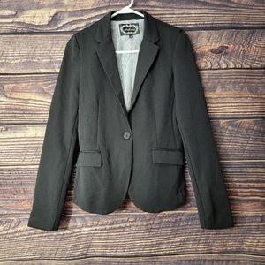 Small Black blazer. Ambiance brand.